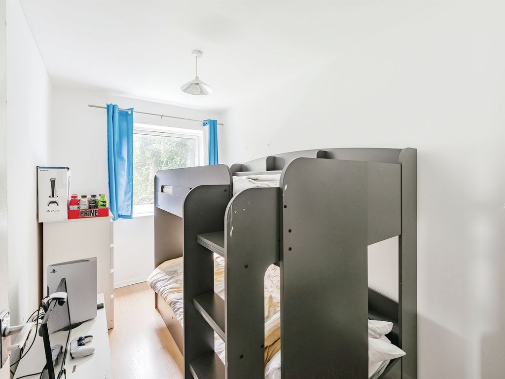 2 bed flat for sale in Hyde Heath Court, Crawley RH10, £220,000
