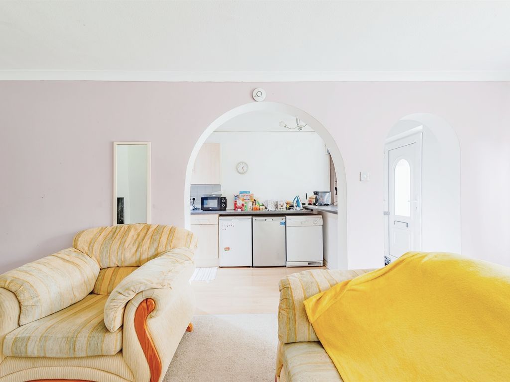 2 bed flat for sale in Hyde Heath Court, Crawley RH10, £220,000