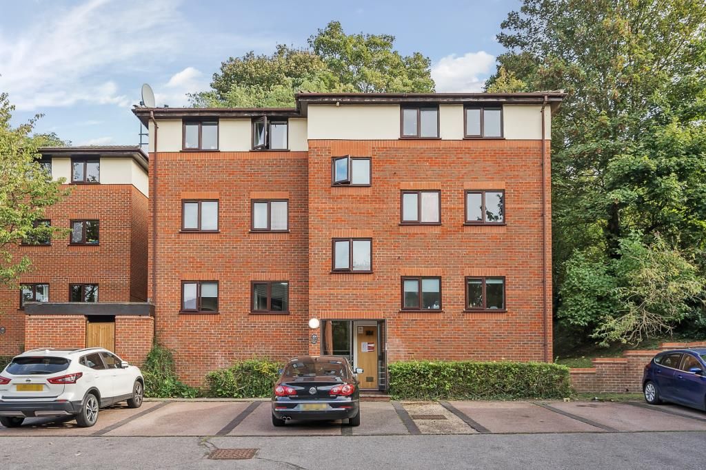 2 bed flat for sale in High Wycombe, Buckinghamshire HP11, £220,000