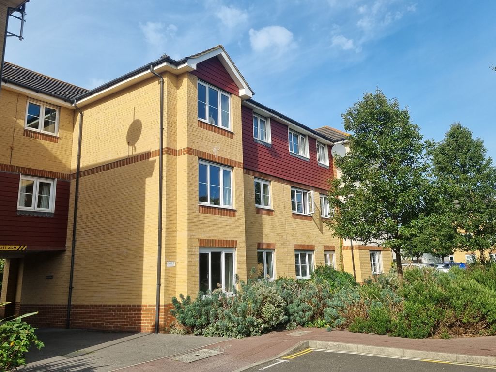 2 bed flat for sale in The Fairways, Farlington, Portsmouth PO6, £225,000