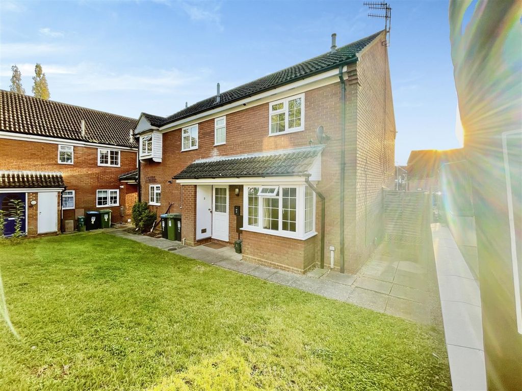 2 bed property for sale in The Coltsfoot, Hemel Hempstead HP1, £300,000