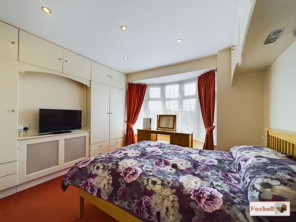 3 bed semi-detached house for sale in Dereham Avenue, Ipswich IP3, £325,000