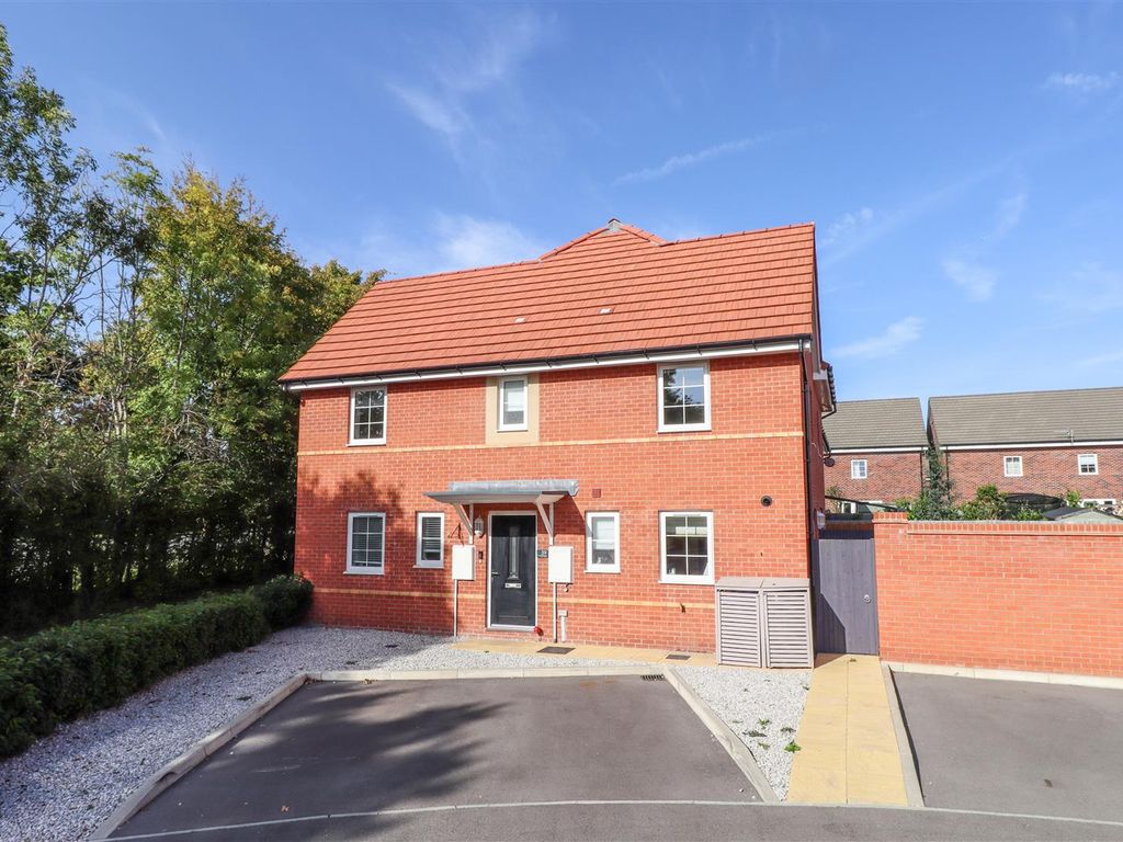 3 bed semi-detached house for sale in Viney Close, Hook RG27, £270,000