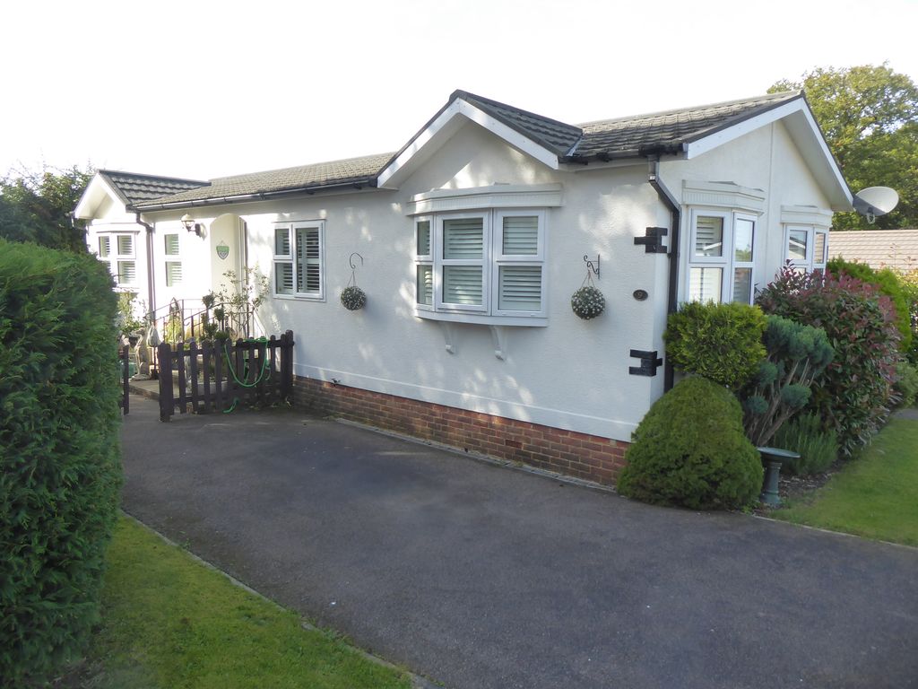 2 bed mobile/park home for sale in Upper Farm Park, Boxhill Road, Tadworth, Surrey KT20, £325,000