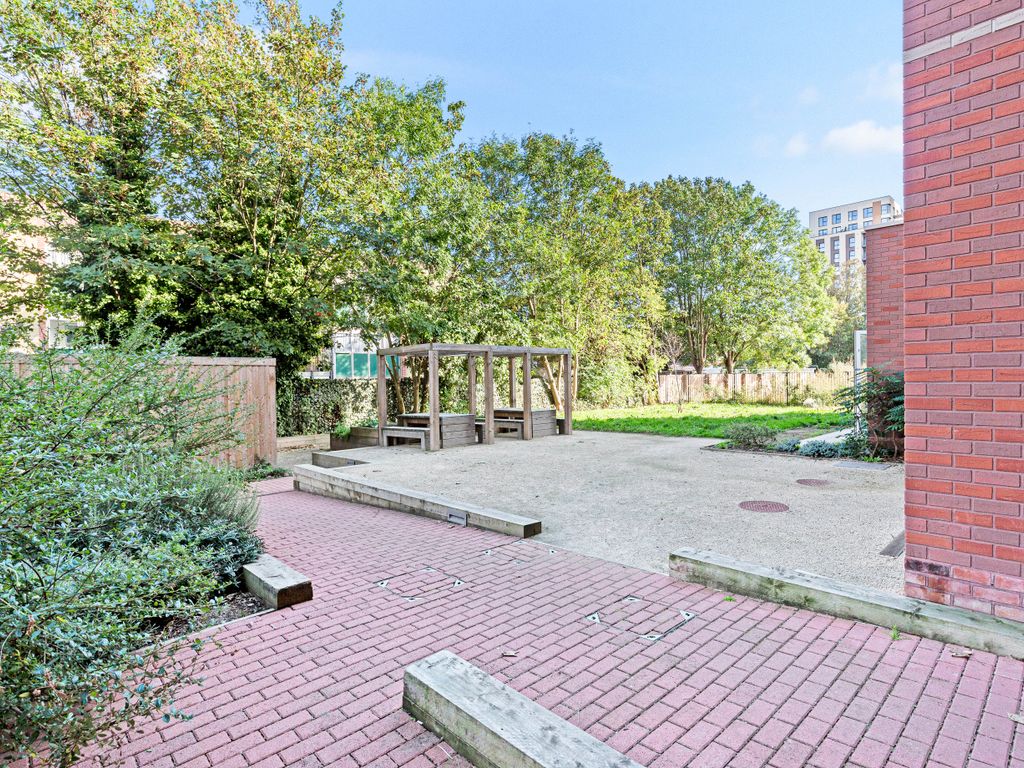 1 bed flat for sale in Harbard Close, Barking IG11, £200,000