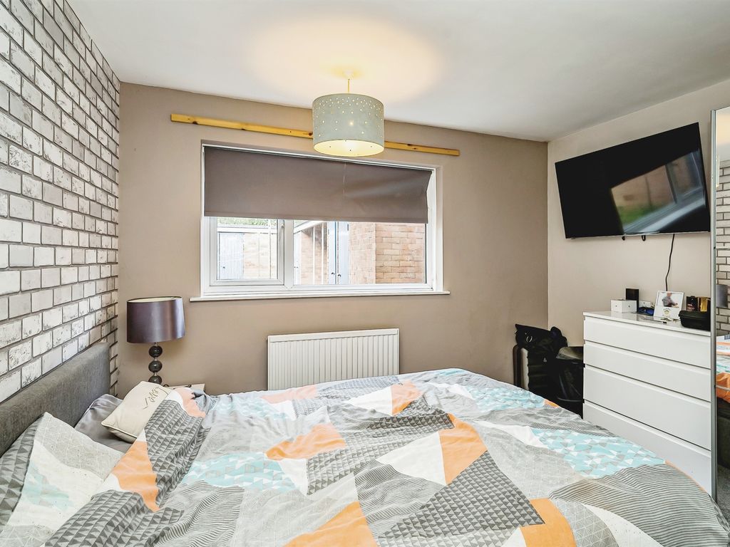 2 bed maisonette for sale in Cannock Road, Aylesbury HP20, £190,000