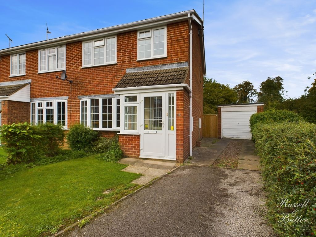 3 bed semi-detached house for sale in Dove Close, Buckingham MK18, £285,000