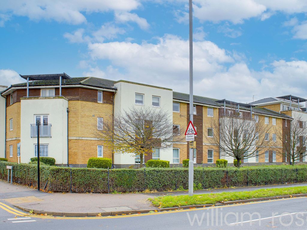 2 bed flat for sale in Ashton Court, Chingford, London E4, £300,000