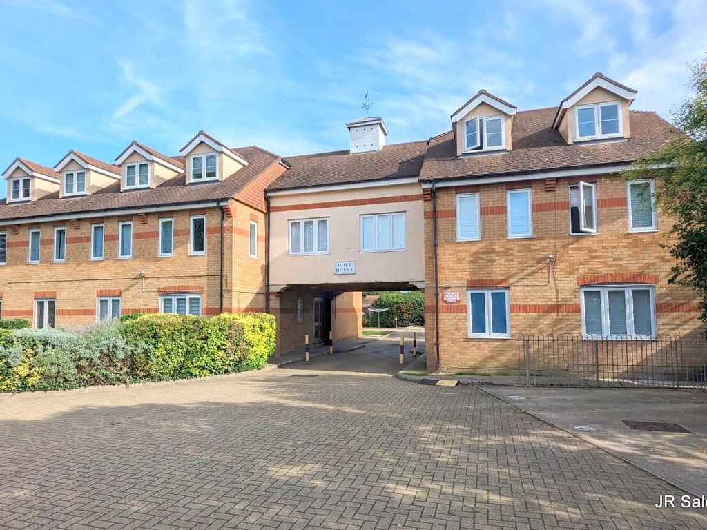 1 bed flat for sale in Flamstead End Road, Cheshunt, Waltham Cross EN8, £224,995