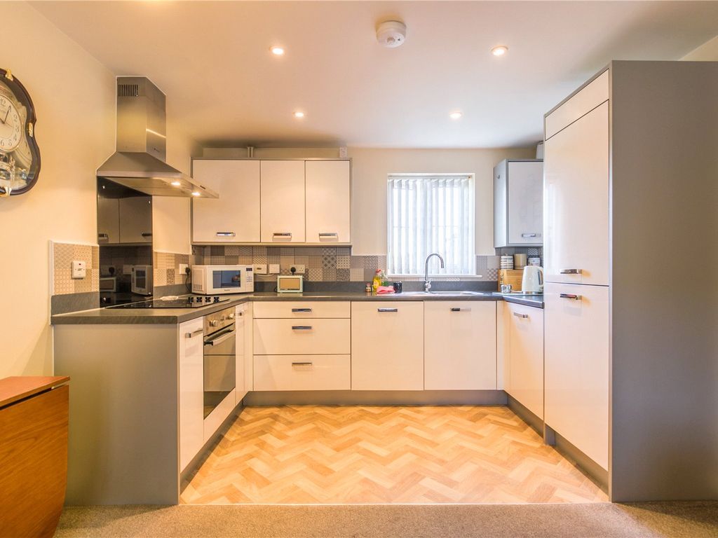 2 bed flat for sale in Latimer Close, Brislington BS4, £235,000