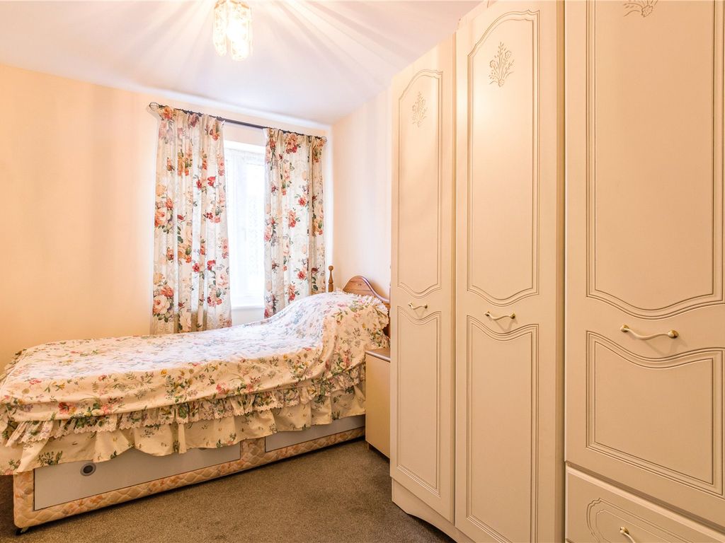 2 bed flat for sale in Latimer Close, Brislington BS4, £235,000