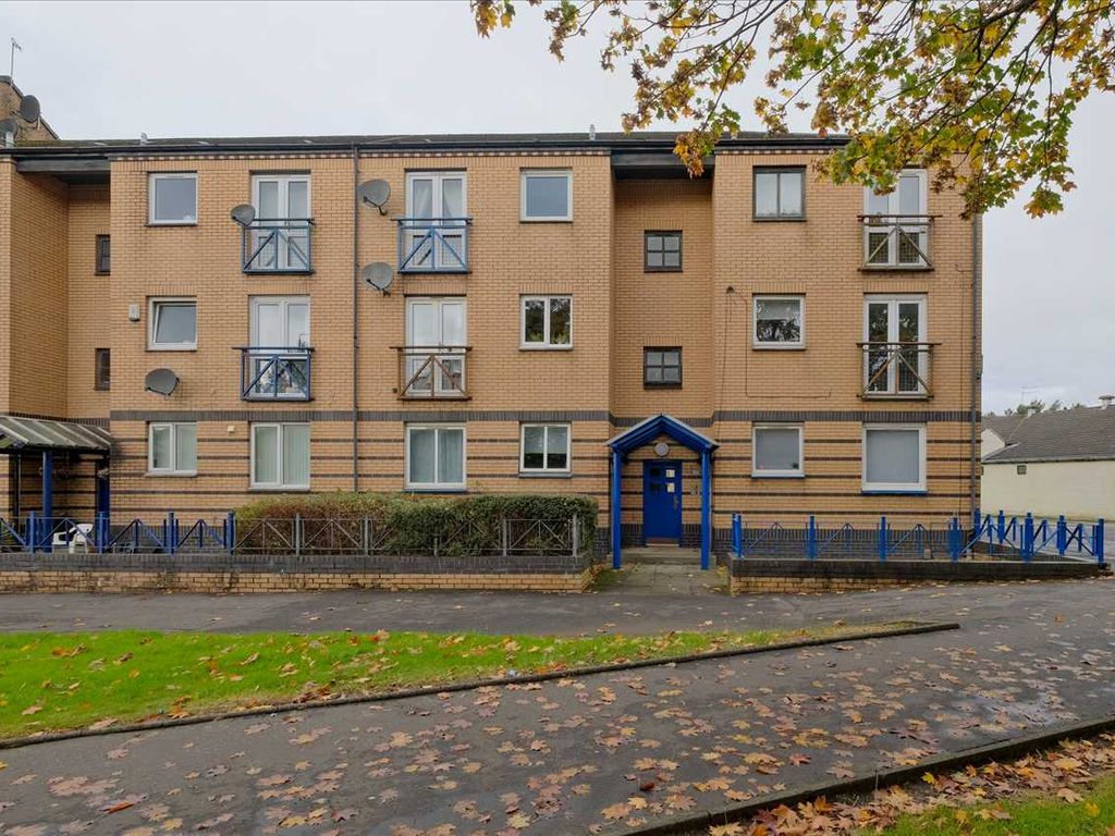2 bed flat for sale in Glasgow Road, Clydebank G81, £75,000