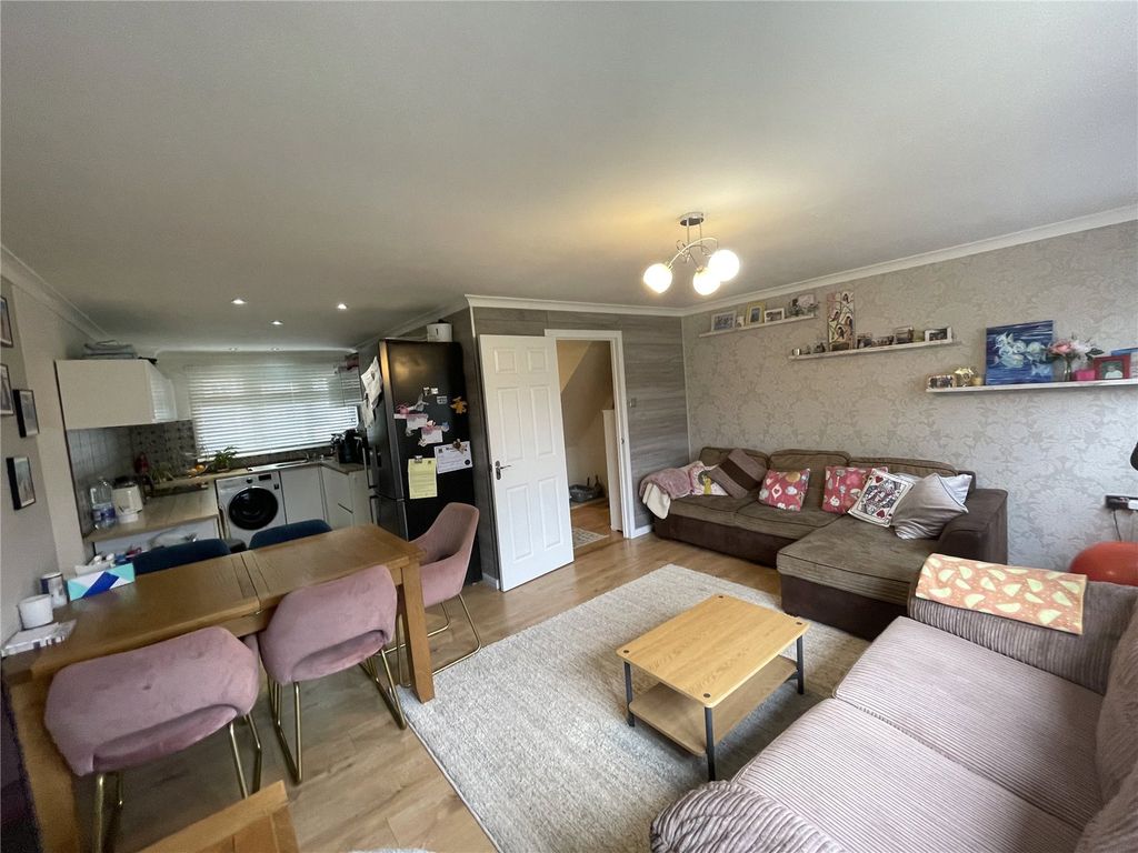 3 bed maisonette for sale in Churchill Court, Newmarket, Suffolk CB8, £150,000