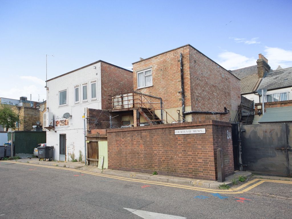 1 bed flat for sale in Courtenay Mews, London E17, £220,000