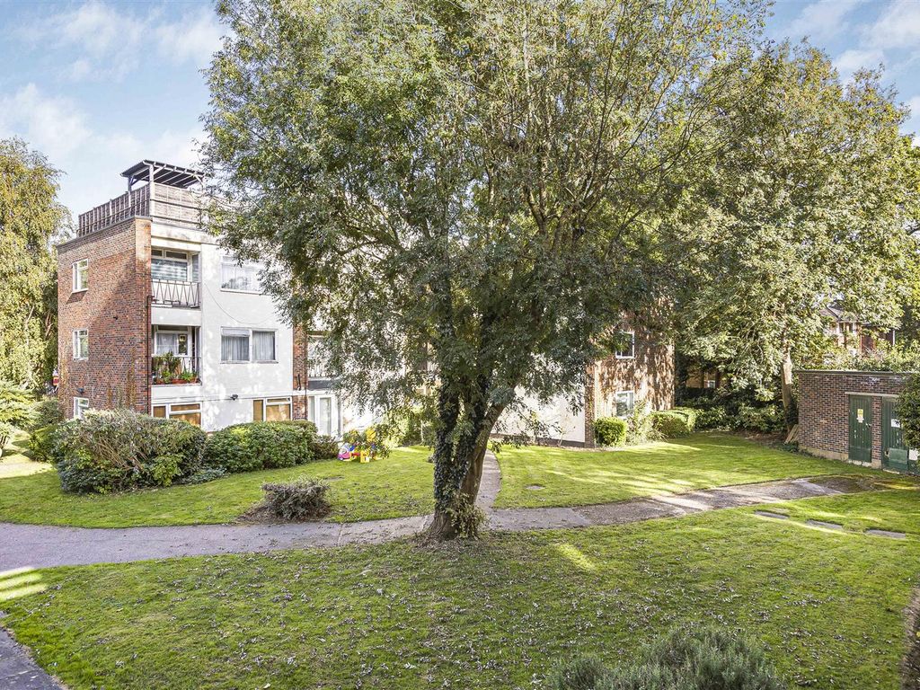 1 bed flat for sale in Dunraven Drive, Enfield EN2, £240,000