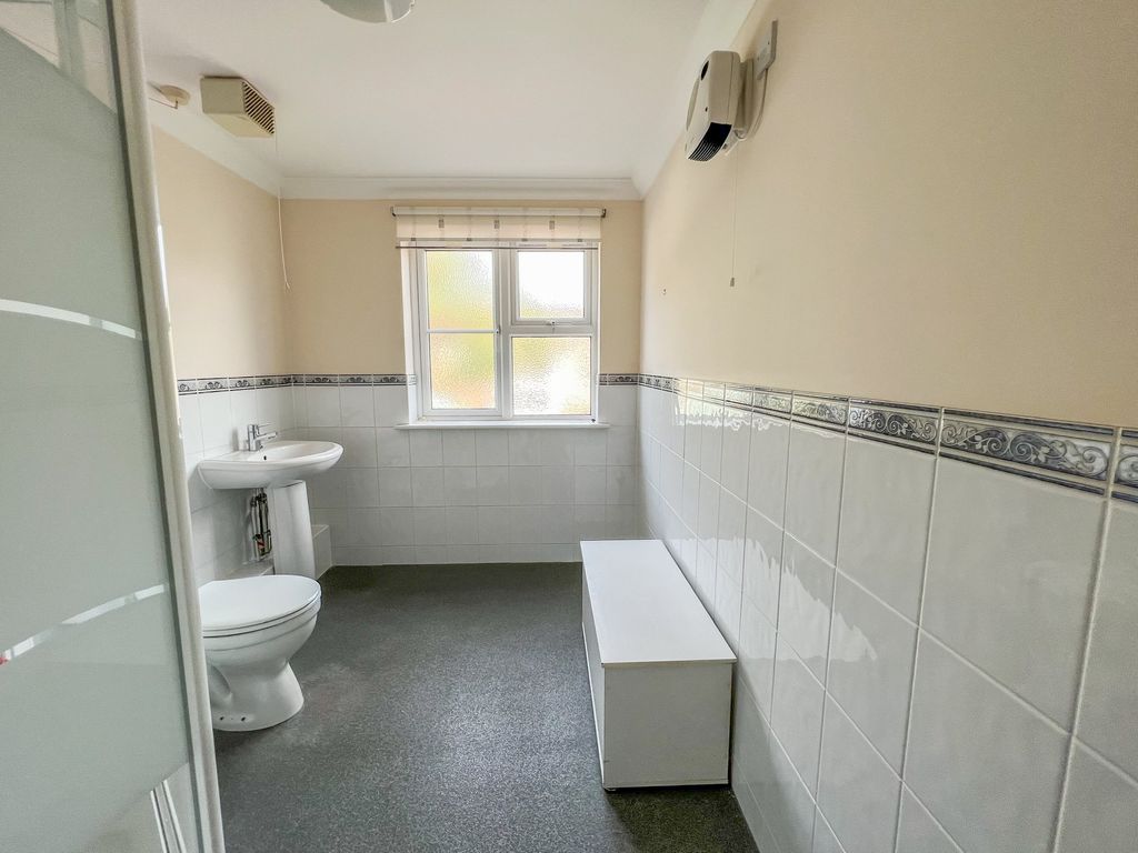 2 bed flat for sale in Oak Lodge, Southend Road, Hockley SS5, £240,000