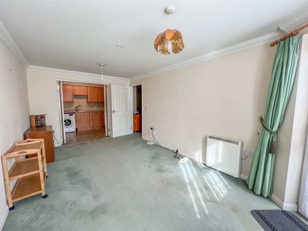 2 bed flat for sale in Oak Lodge, Southend Road, Hockley SS5, £240,000