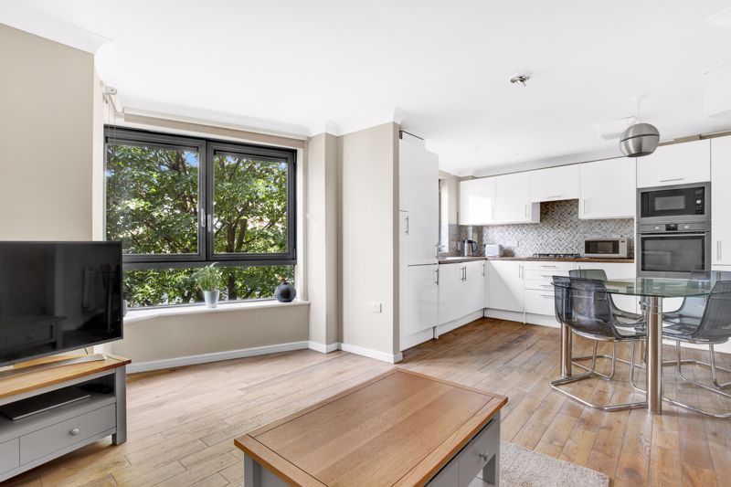 1 bed flat for sale in Lewis Gardens, London N16, £320,000
