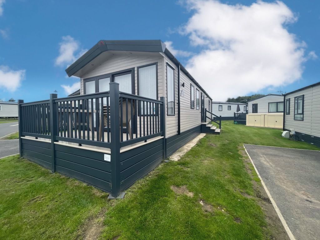 2 bed mobile/park home for sale in Carlton Meres Holiday Park, Carlton, Saxmundham IP17, £75,000