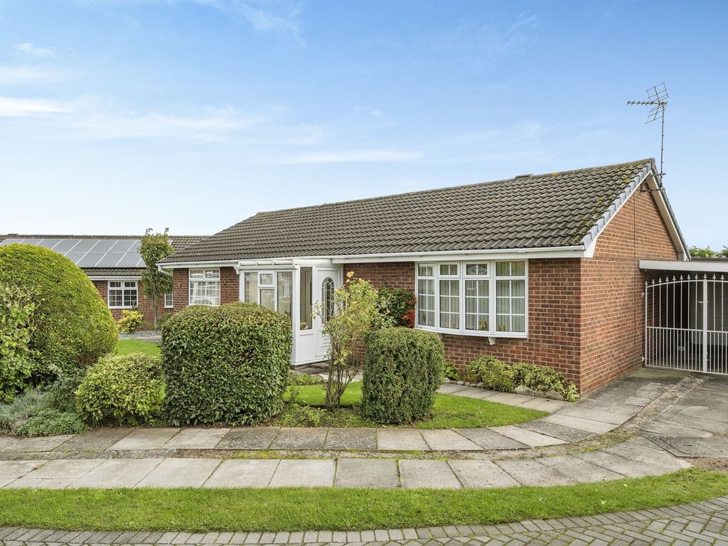 3 bed detached bungalow for sale in Aston Green, Dunscroft, Doncaster DN7, £210,000