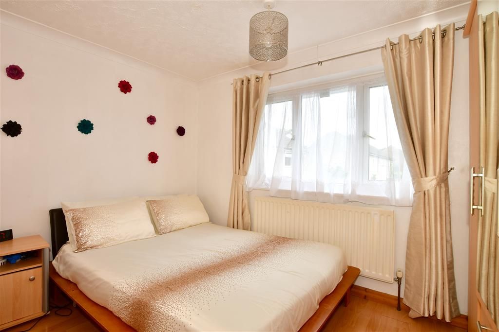 2 bed flat for sale in Sherrydon, Cranleigh, Surrey GU6, £225,000