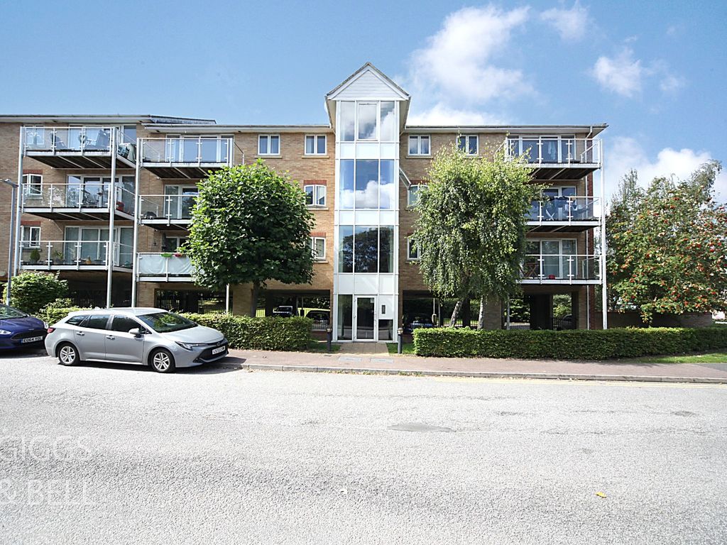 2 bed flat for sale in Foxglove Way, Luton, Bedfordshire LU3, £190,000