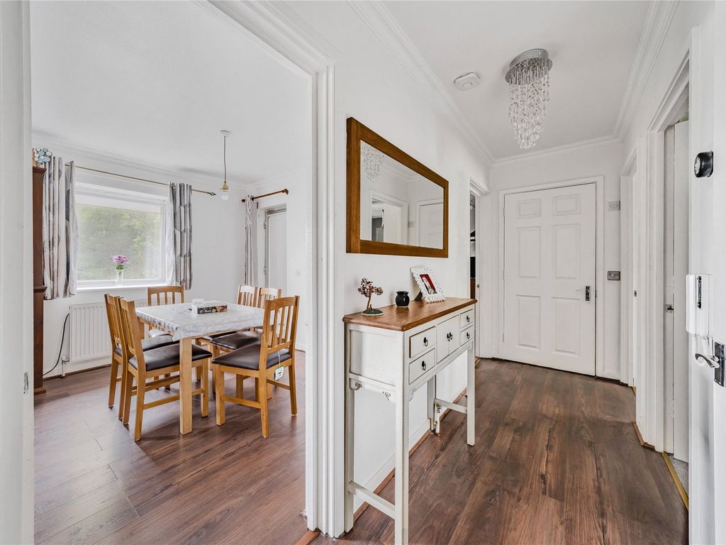 2 bed flat for sale in Hersham, Surrey KT12, £82,500