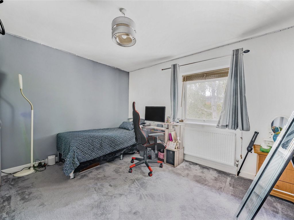 2 bed flat for sale in Hersham, Surrey KT12, £82,500