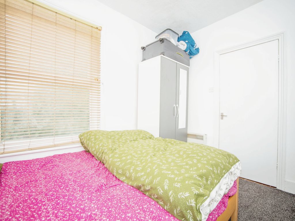 1 bed flat for sale in Grove Road, Rochester, Kent ME2, £150,000