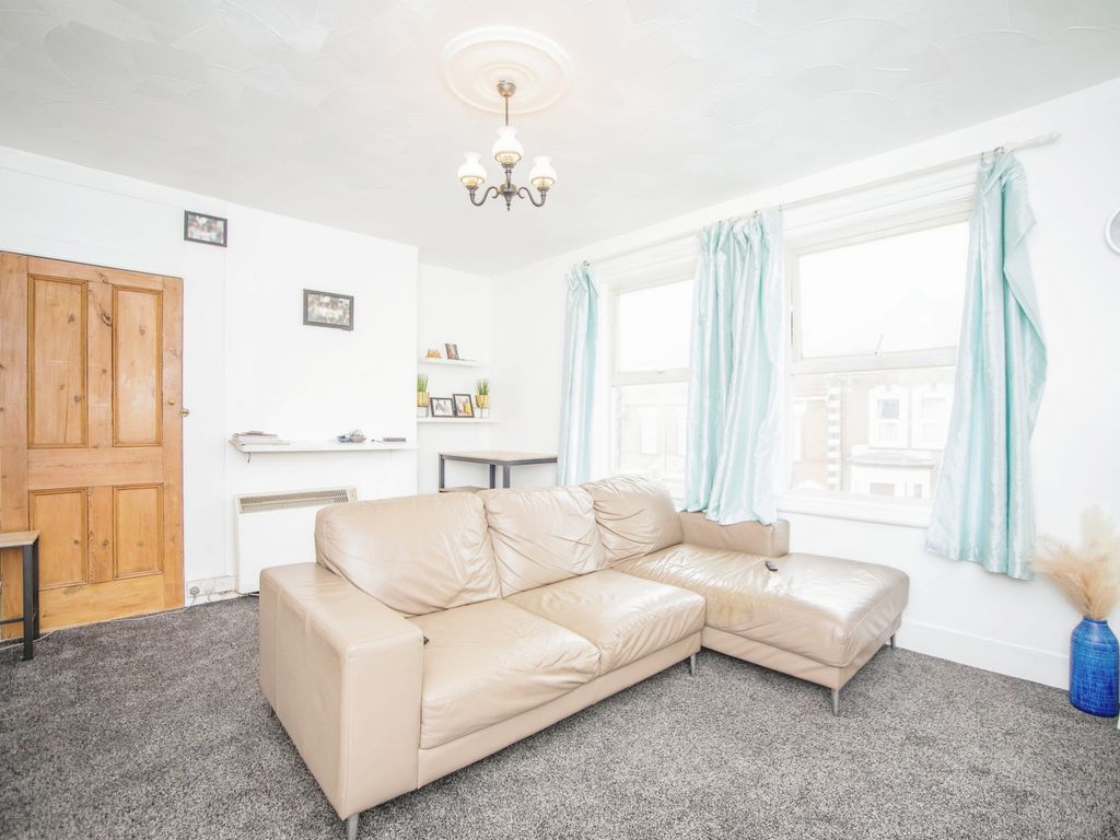 1 bed flat for sale in Grove Road, Rochester, Kent ME2, £150,000