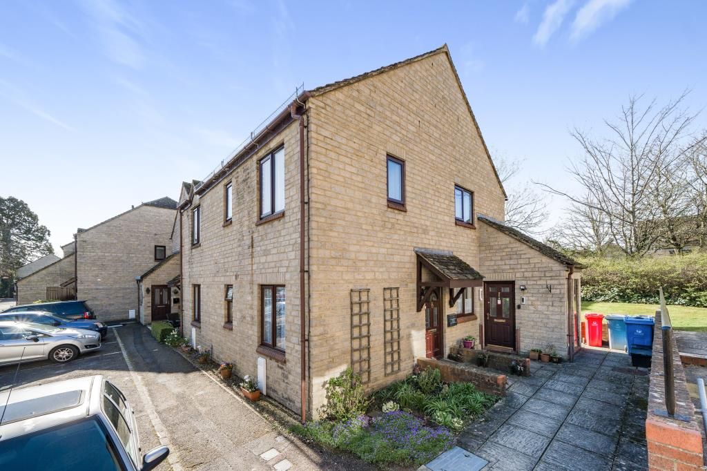 2 bed flat for sale in Witney, Oxfordshire OX28, £140,000