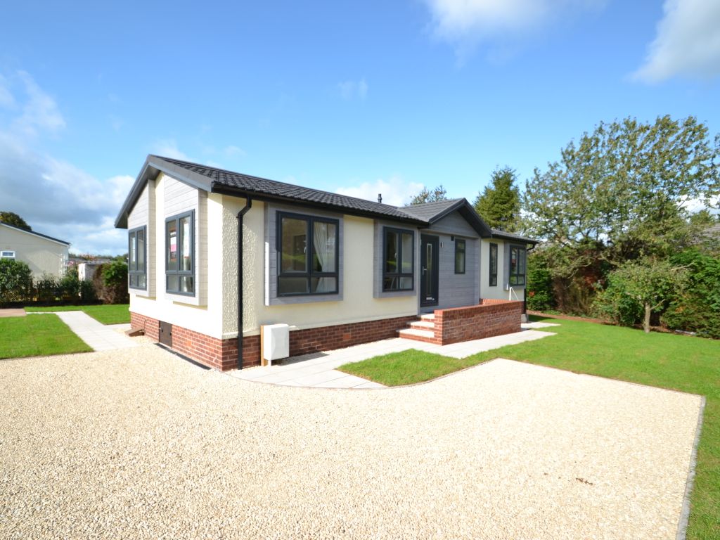 2 bed detached bungalow for sale in Kings Head Home Park, Newport TF10, £300,000