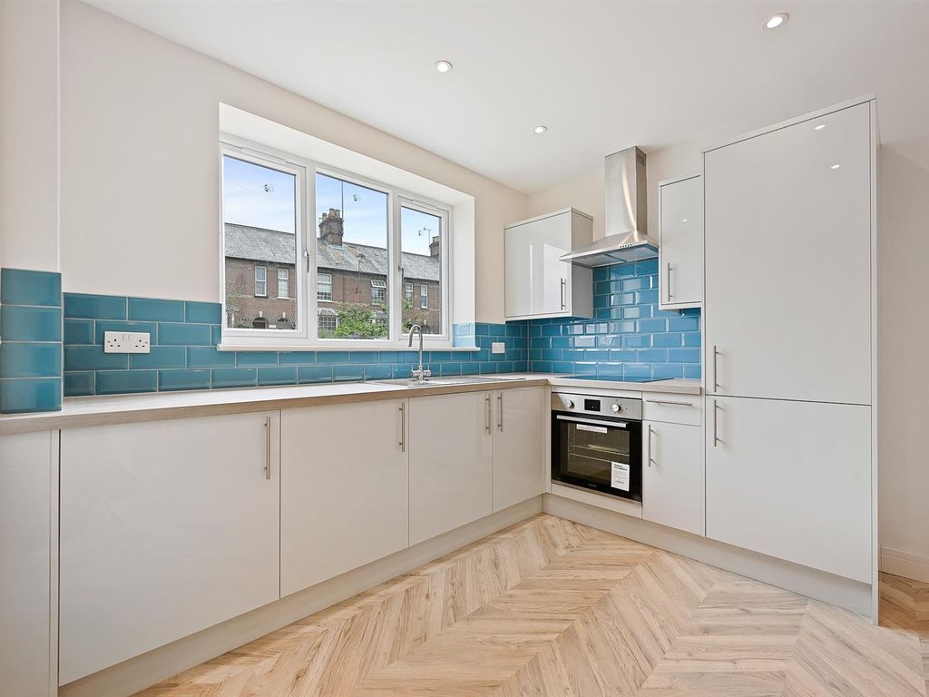 1 bed flat for sale in Broad Street, Chesham HP5, £170,000