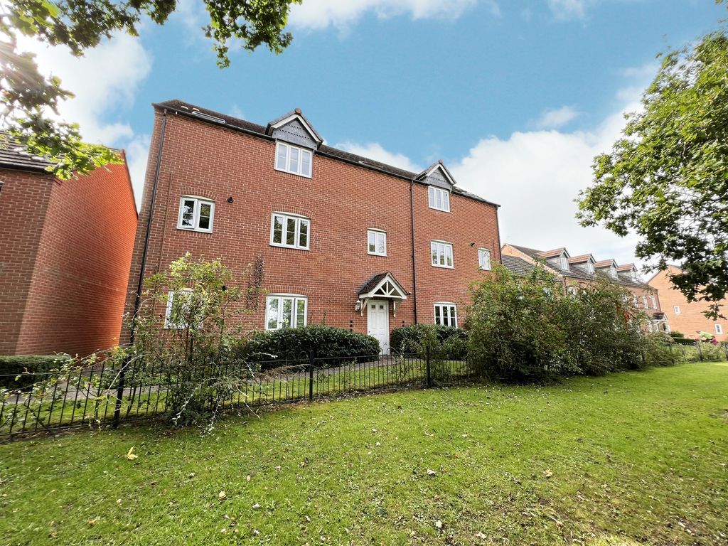 1 bed flat for sale in Wharf Lane, Solihull B91, £130,000