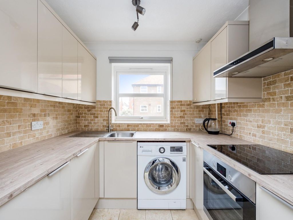 1 bed flat for sale in Marine Drive, Rottingdean, Brighton BN2, £195,000