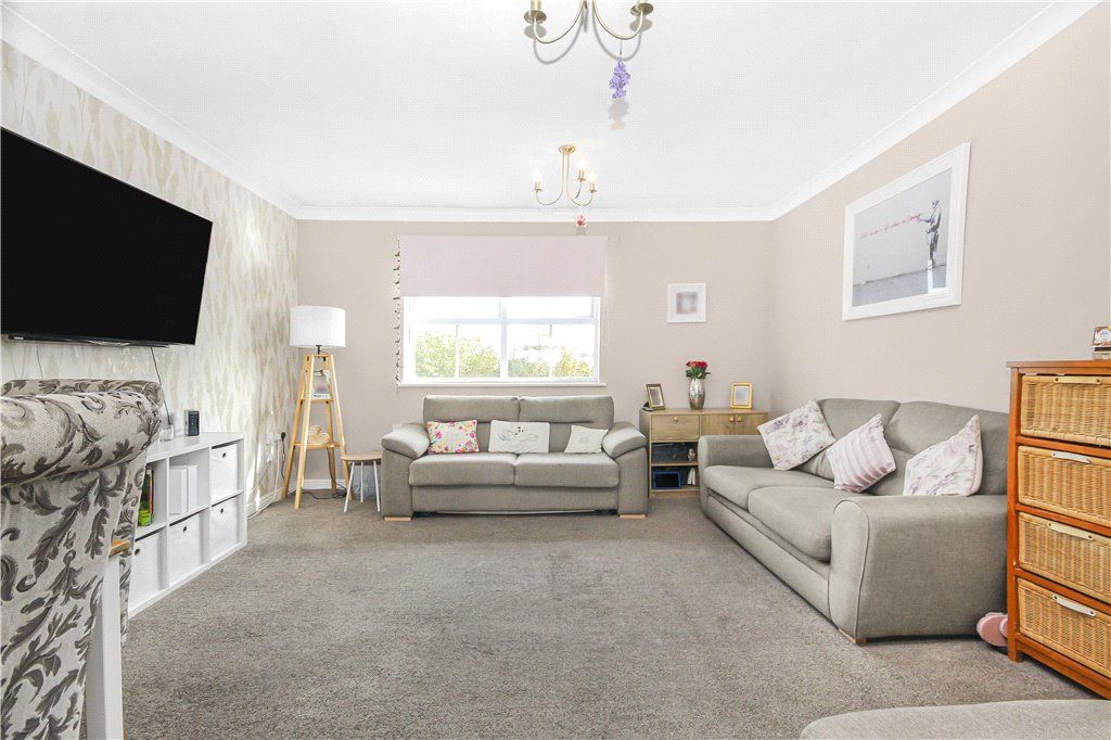 2 bed flat for sale in International Way, Sunbury-On-Thames, Surrey TW16, £137,500