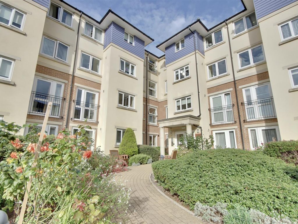 2 bed flat for sale in Alverstone Road, Southsea PO4, £210,000