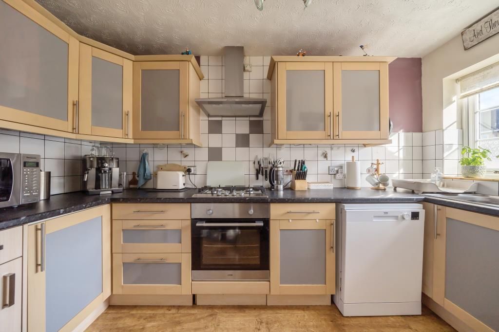 2 bed terraced house for sale in Aylesbury, Buckinghamshire HP21, £240,000
