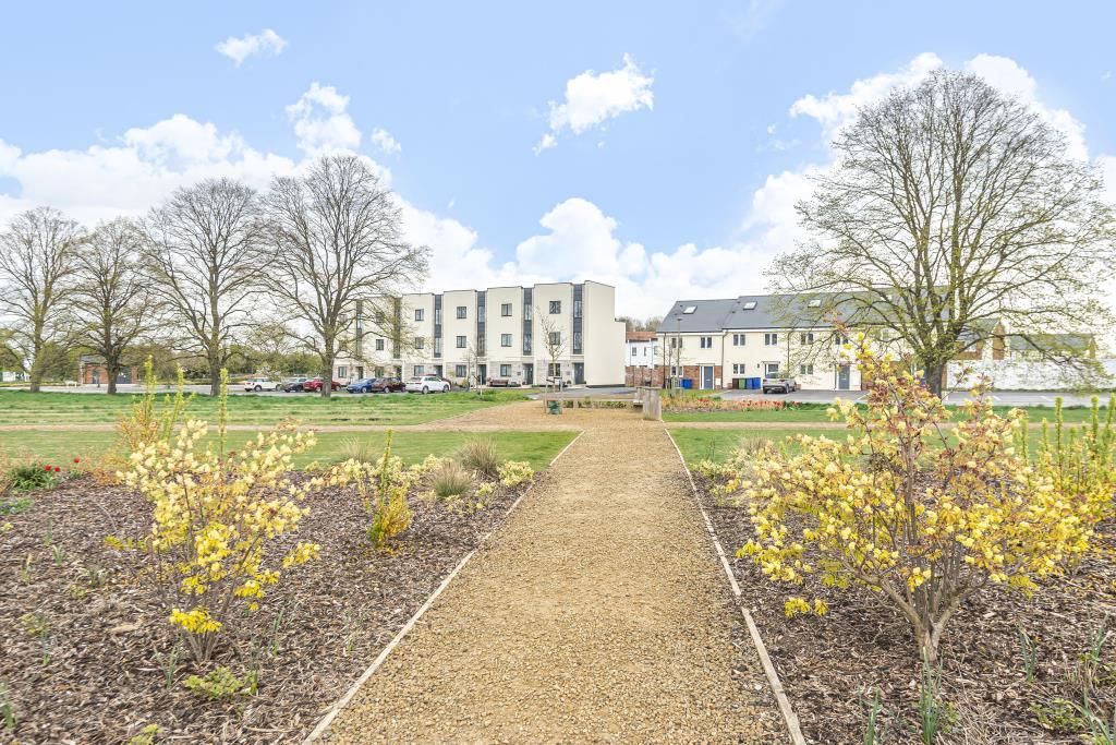1 bed flat for sale in Graven Hill, Bicester OX25, £215,000