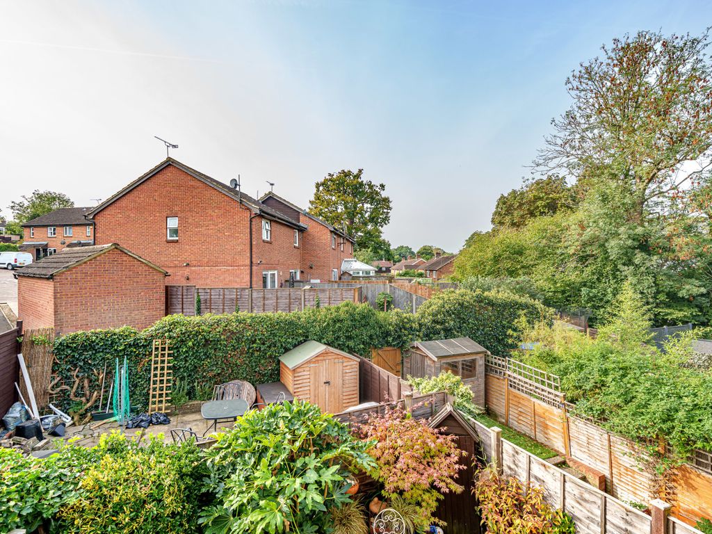 1 bed terraced house for sale in Speedwell Close, Guildford GU4, £275,000