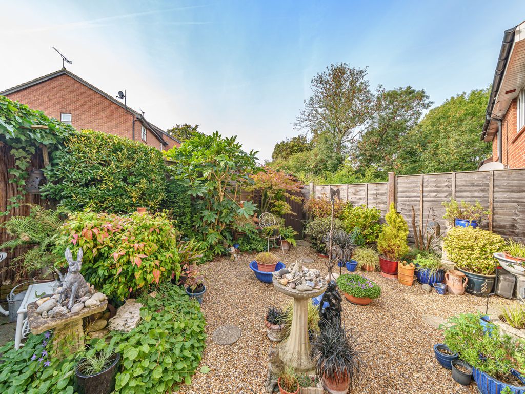 1 bed terraced house for sale in Speedwell Close, Guildford GU4, £275,000