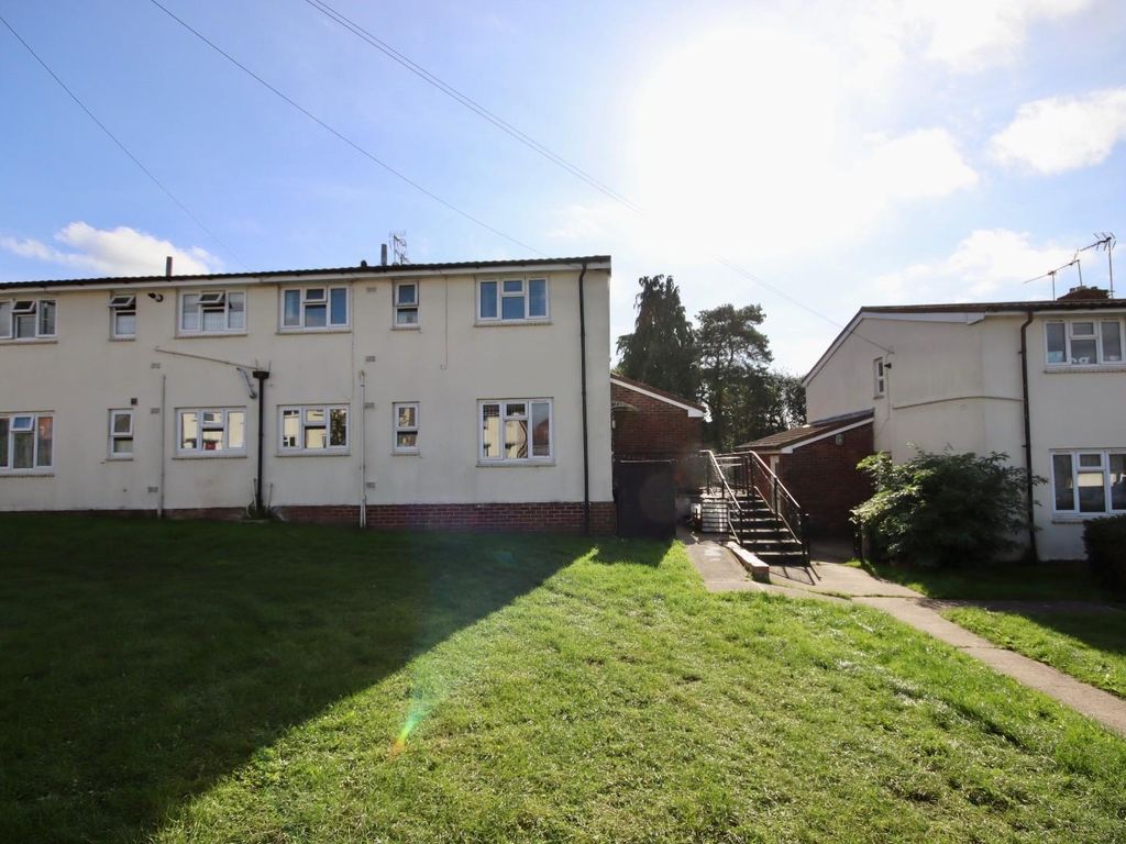 2 bed flat for sale in Forest View Road, Berkeley GL13, £150,000