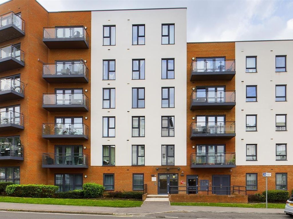 2 bed flat for sale in Ifield Road, Crawley RH11, £285,000