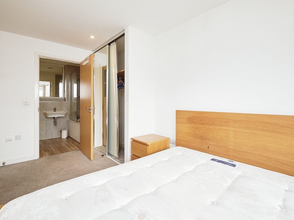 2 bed flat for sale in Lexington Gardens, Birmingham B15, £270,000