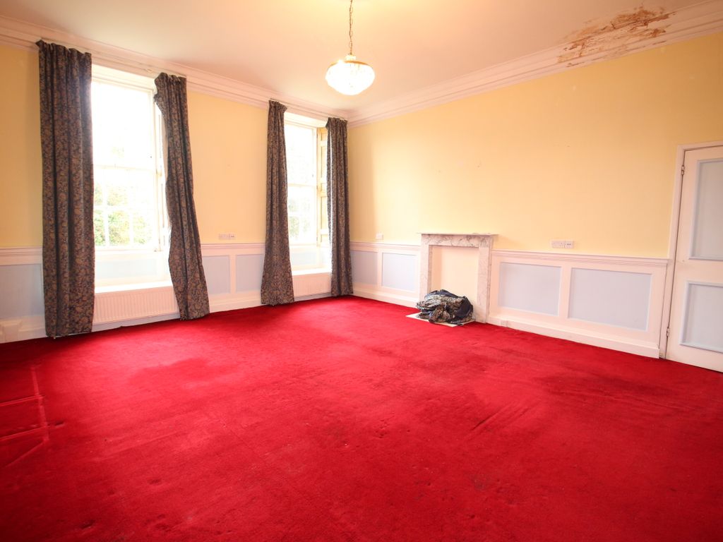 3 bed flat for sale in Portway, Warminster BA12, £235,000