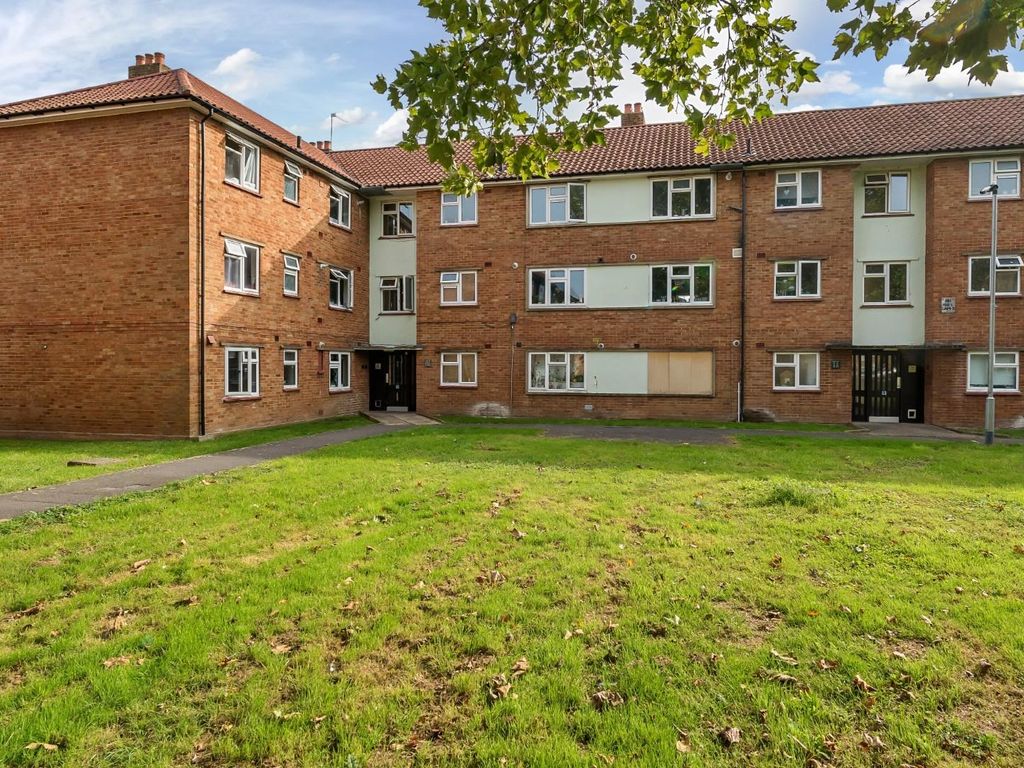 1 bed flat for sale in Hanover Way, Windsor SL4, £140,000