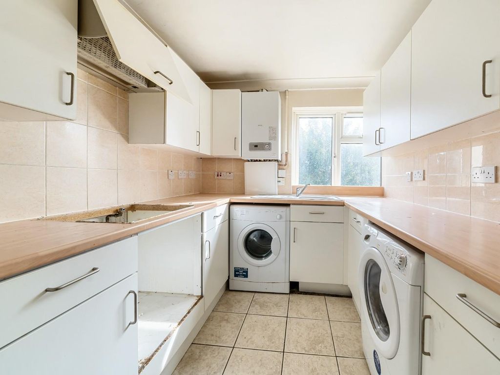 1 bed flat for sale in Hanover Way, Windsor SL4, £140,000