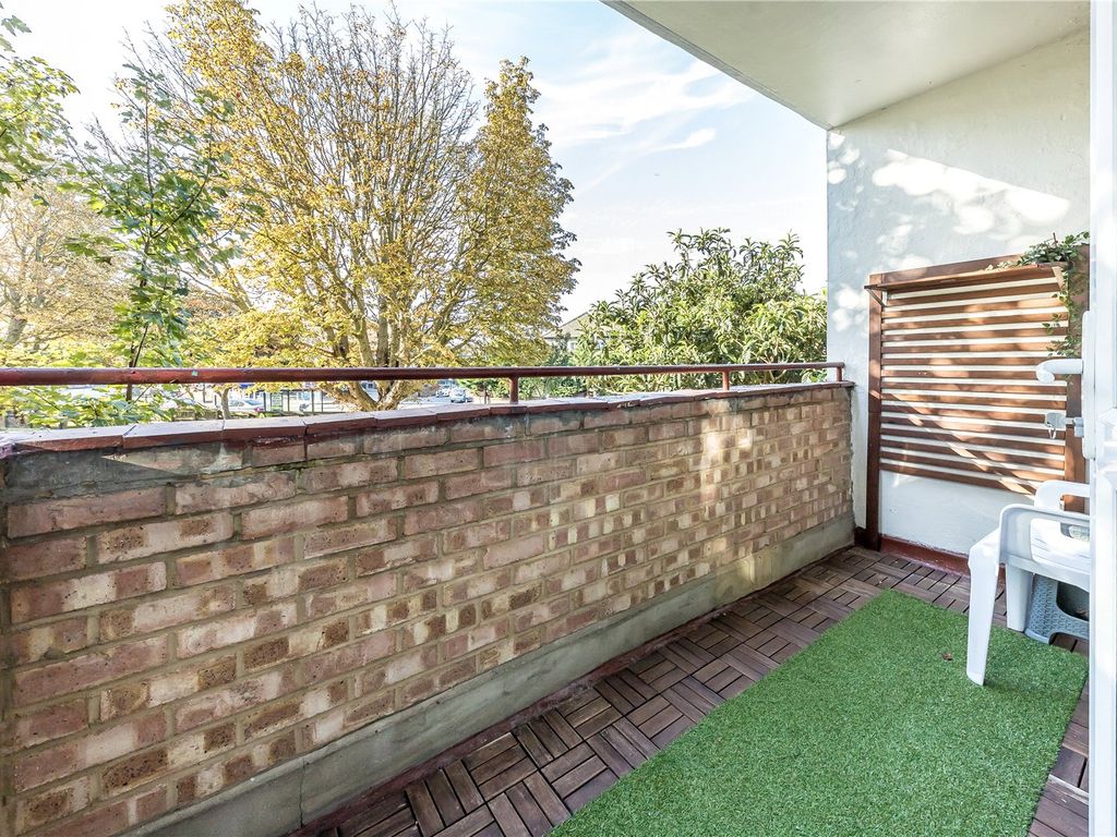 1 bed flat for sale in Pear Tree House, Brockley SE4, £300,000