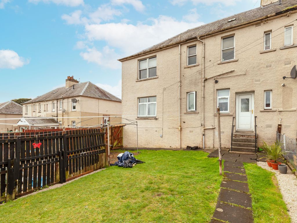3 bed flat for sale in Bank Place, Glenrothes KY6, £82,000