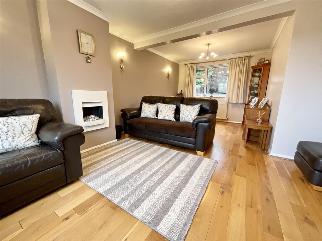 3 bed property for sale in Chestnut Close, Scarborough YO12, £229,995